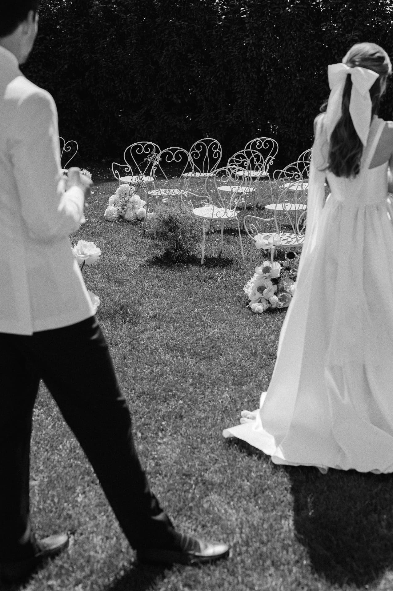 Brautpaar im Garten der Villa Fuchs – Schwarz-Weiß-Hochzeitsfotografie
